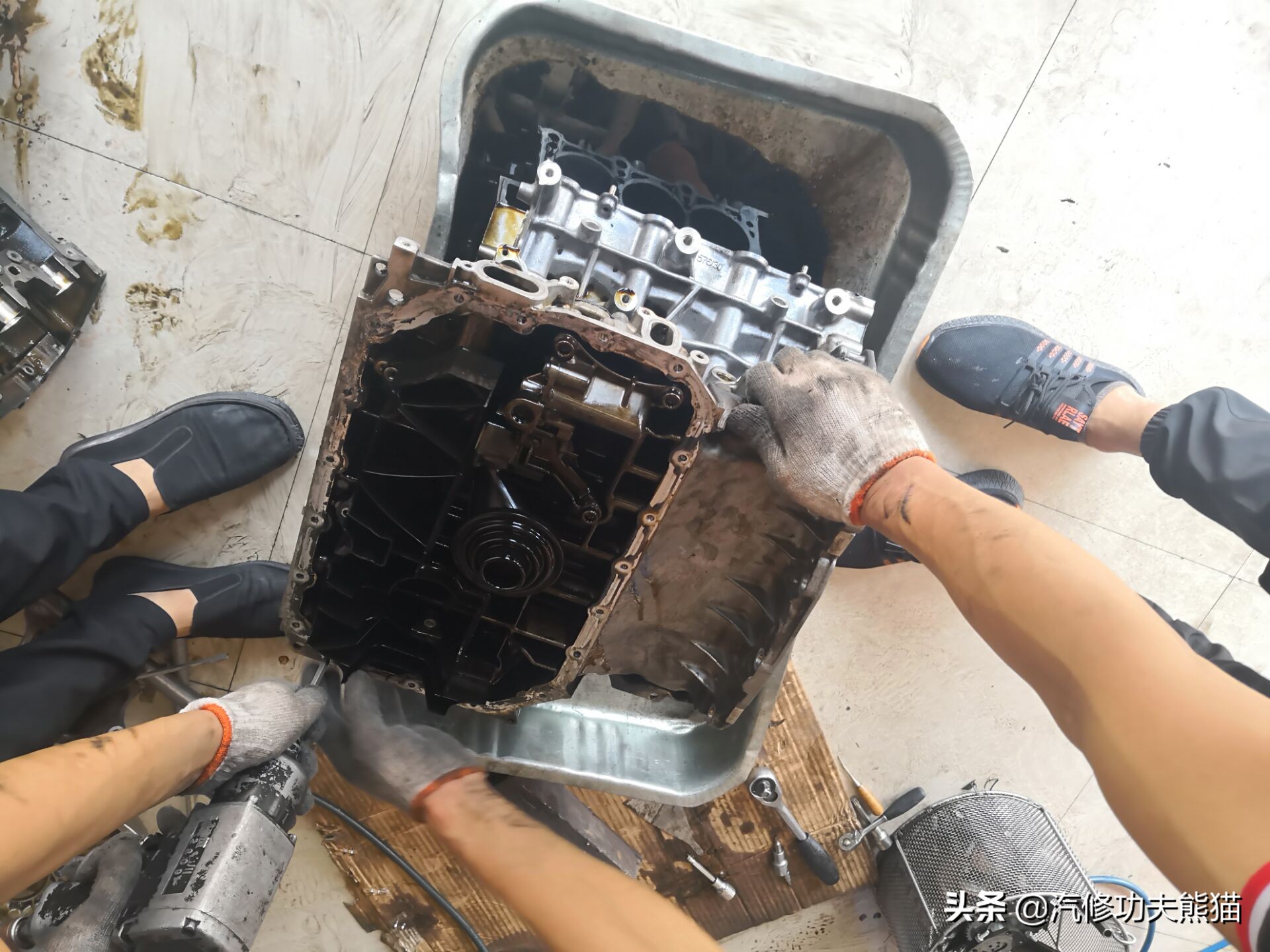 能拉动波音747的大众神车途锐烧机油治理，修完了又可以拉飞机了