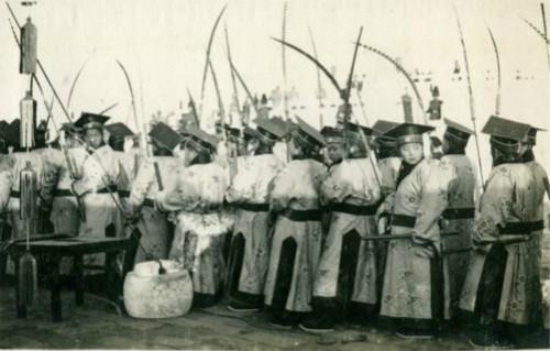 世凯率百官到孔庙祭孔到天坛祭天