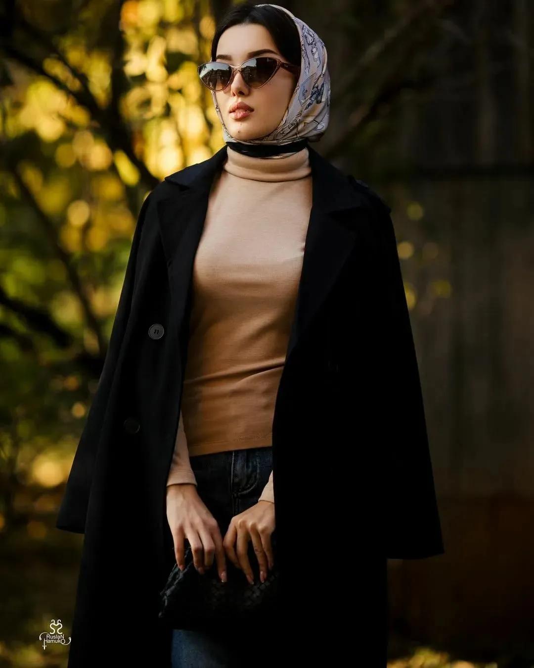 一条方丝巾怎么穿出时尚,素色丝巾的系法大全简单又好看