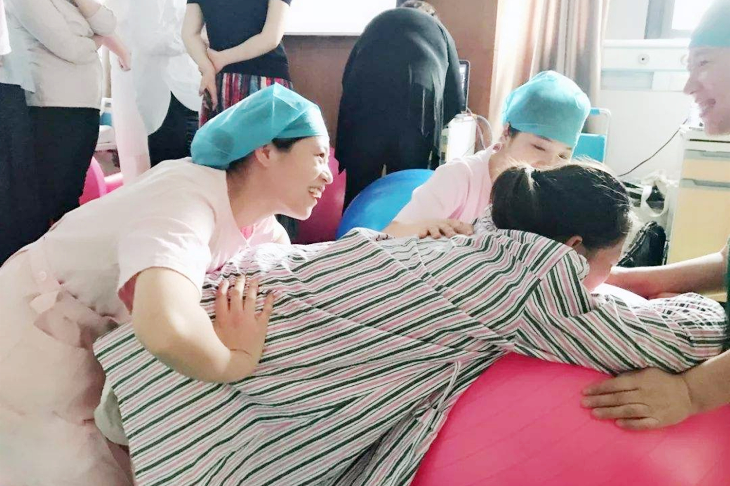 妻子生完孩子丈夫应该怎么做,老婆生完孩子丈夫需要做什么