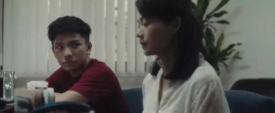 29岁时一鸣惊人的他,又拍了部潮湿的电影