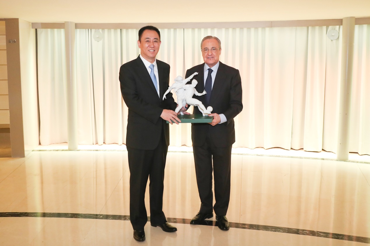 恒大足校在足球王国打磨青训之星,许家印马德里探班青训小球员