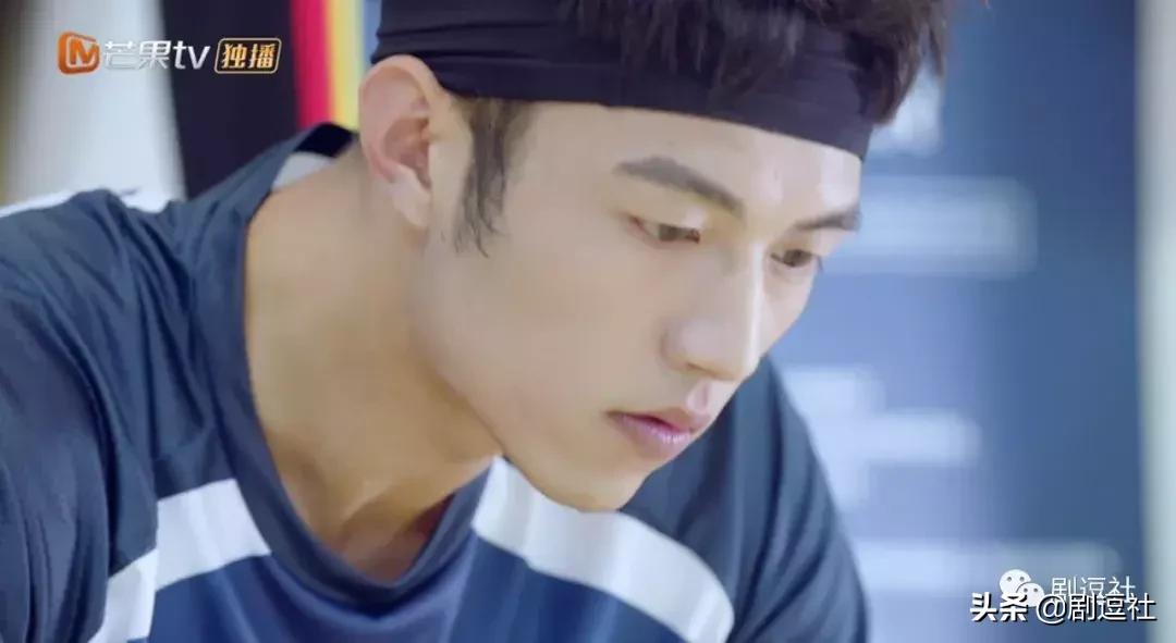 这是什么甜甜的爱情，女一男二举高高发糖太有爱了！