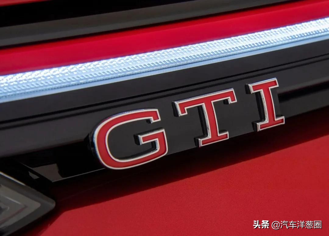 宝马发布全新车标,宝马蓝天白云标改黑白标