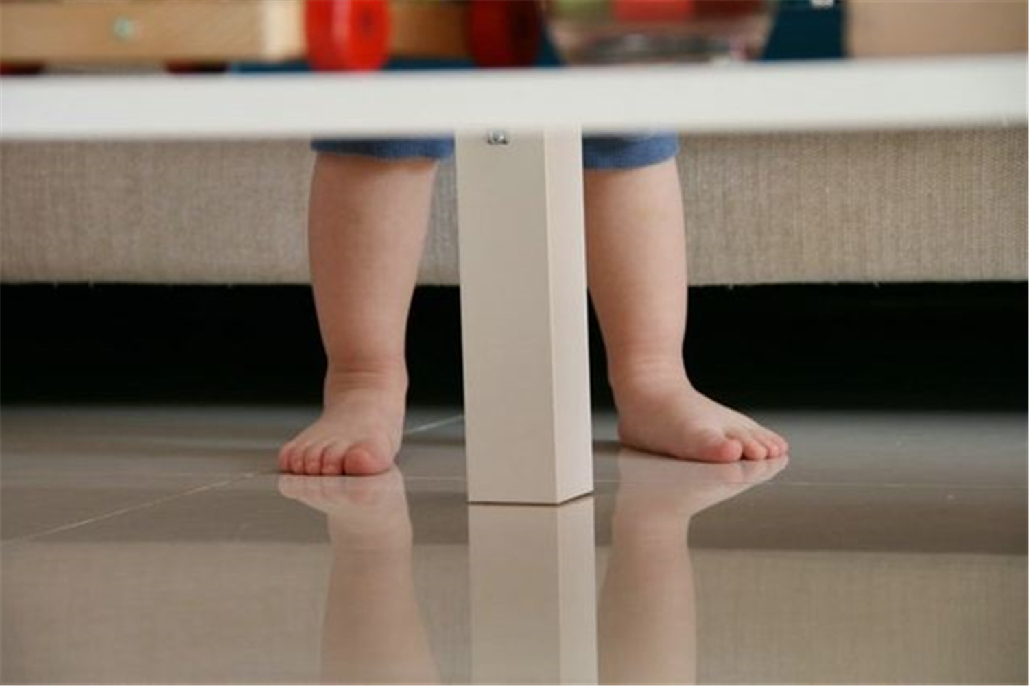 小孩怎么脱袜子脱鞋,小朋友爱脱袜子怎么把脚扎破的