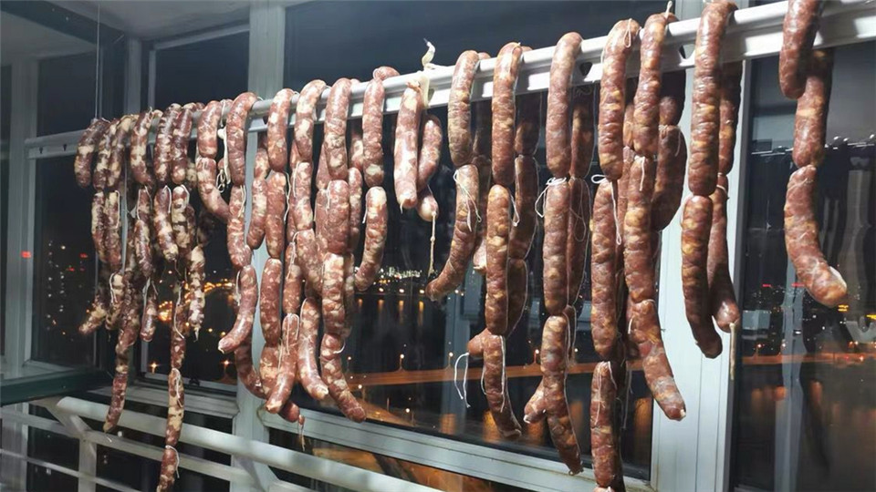 爷爷卖烤肠,奶奶30年灌香肠配方