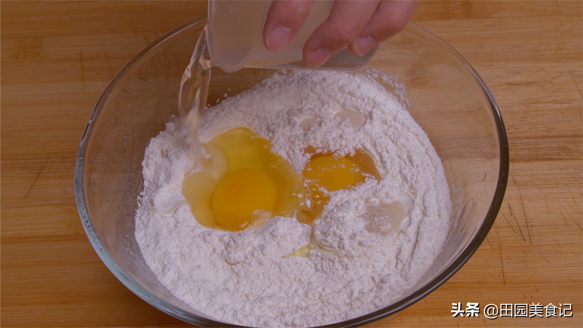 在家就能炸出蓬松酥脆的油条,油条怎么做到蓬松酥脆健康