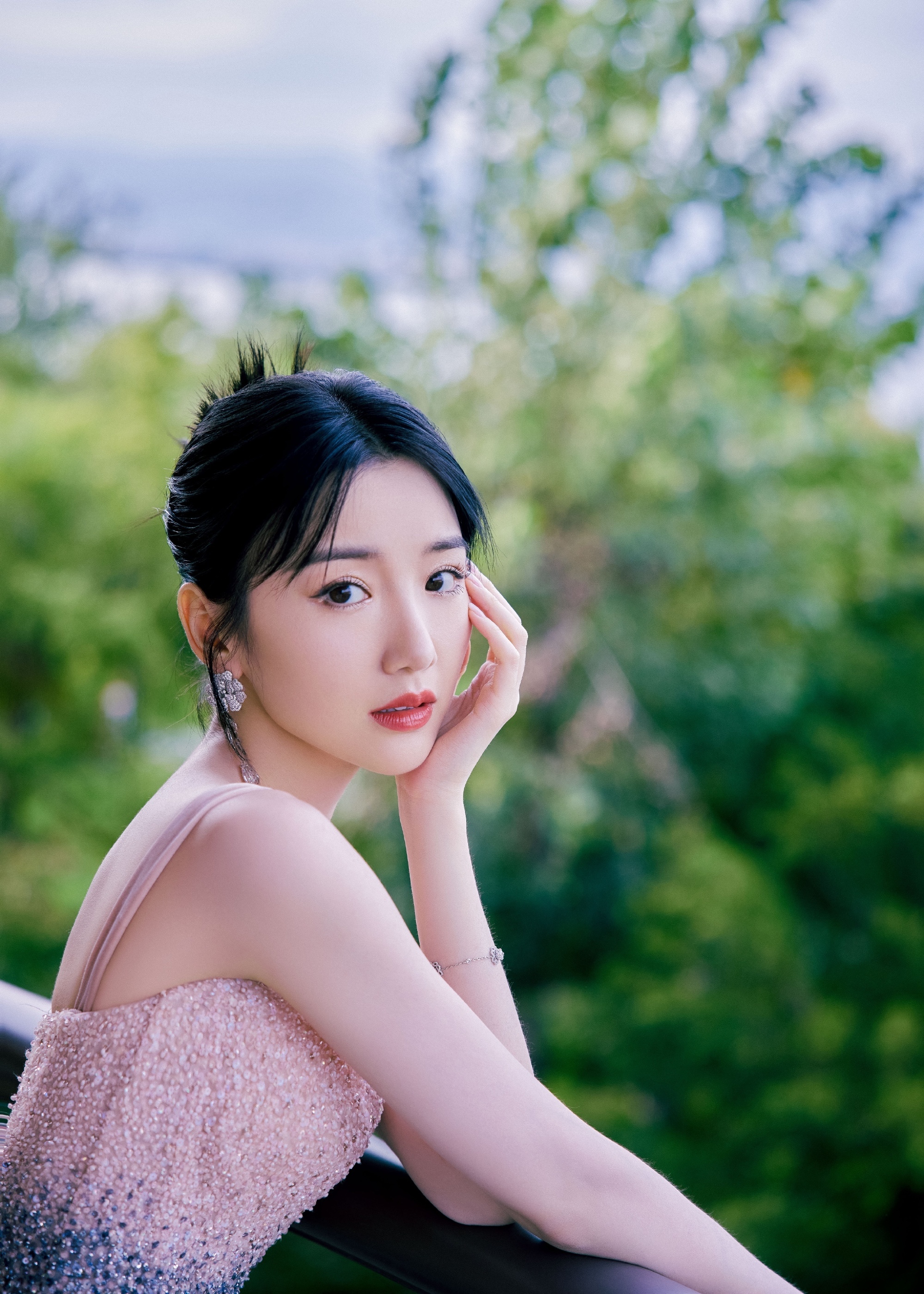 毛晓彤短发发型扎法,毛晓彤复古卷短发适合什么脸型