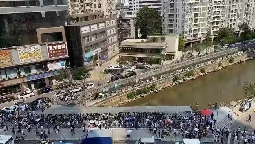 黄牛百元倒卖奶茶,奶茶黄牛要价600一杯