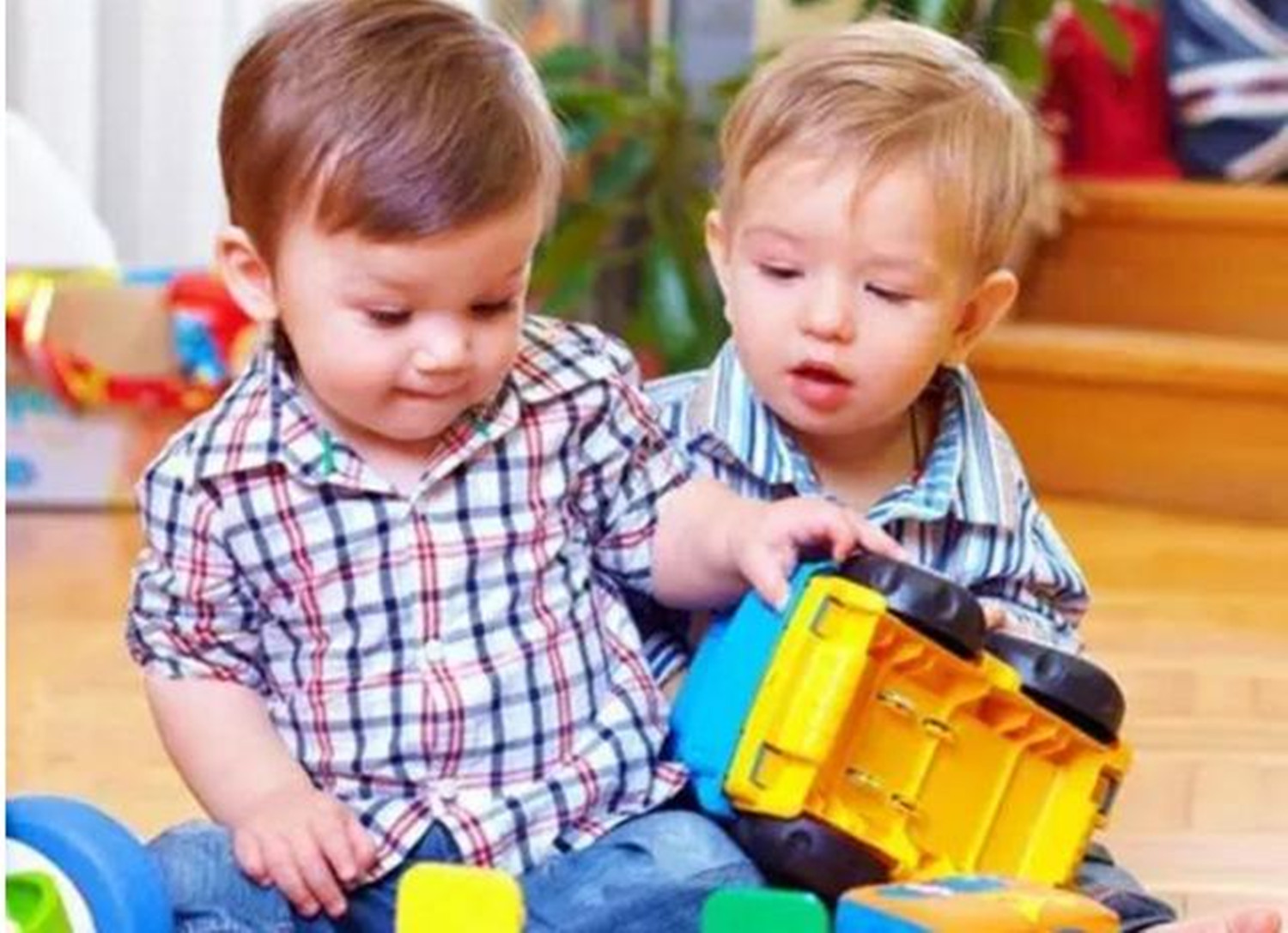 2岁宝宝抢东西怎样引导,被抢玩具的小孩该如何引导