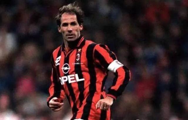 马尔蒂尼评价顶级后卫标准,马尔蒂尼高光打左后卫还是中后卫