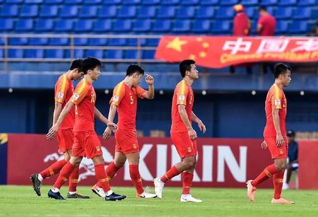 出局还被羞辱！主办方撤掉专用大巴引争议，球迷：还有脸不满？