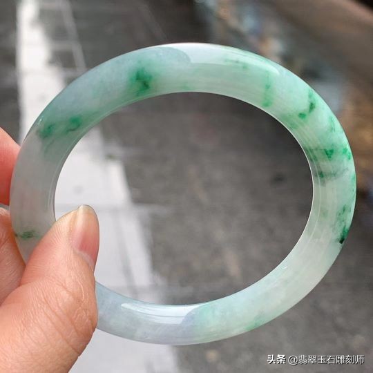 火车上认识的美女OL,我带她去中关村存放翡翠手镯,引发三角恋