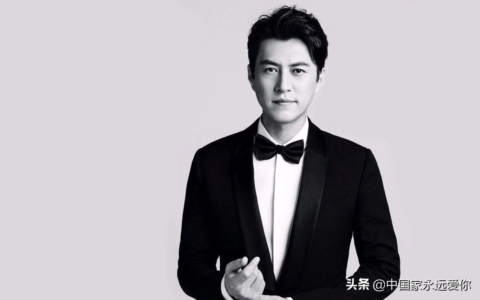 靳东44岁老婆晒带娃照,靳东宠女人