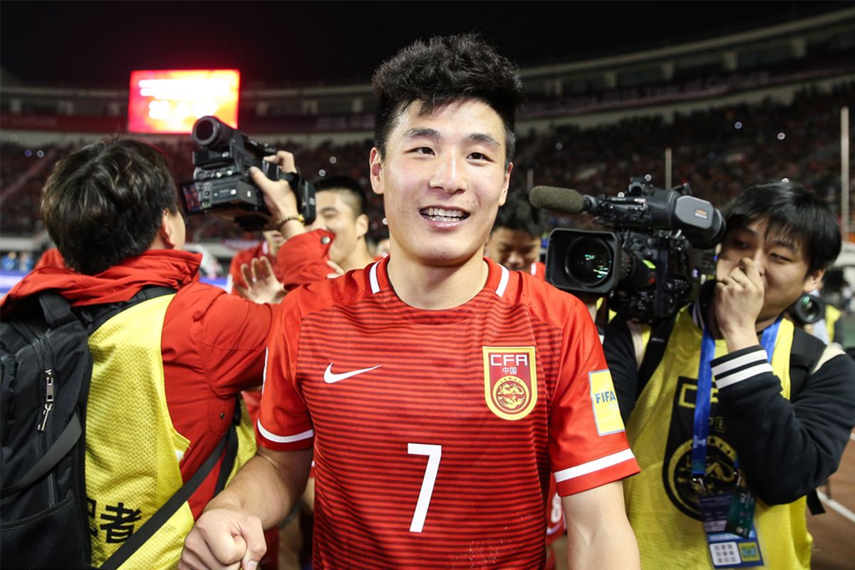 武磊上演“逆天”一幕惊呆全场,武磊重回首发凌空斩破球荒