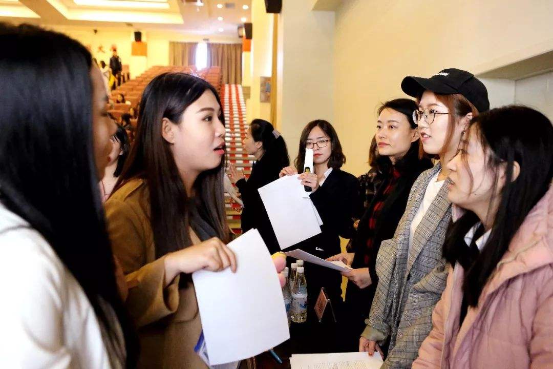 女大学生英语专业是铁饭碗吗,关于英语专业的就业前景与方向