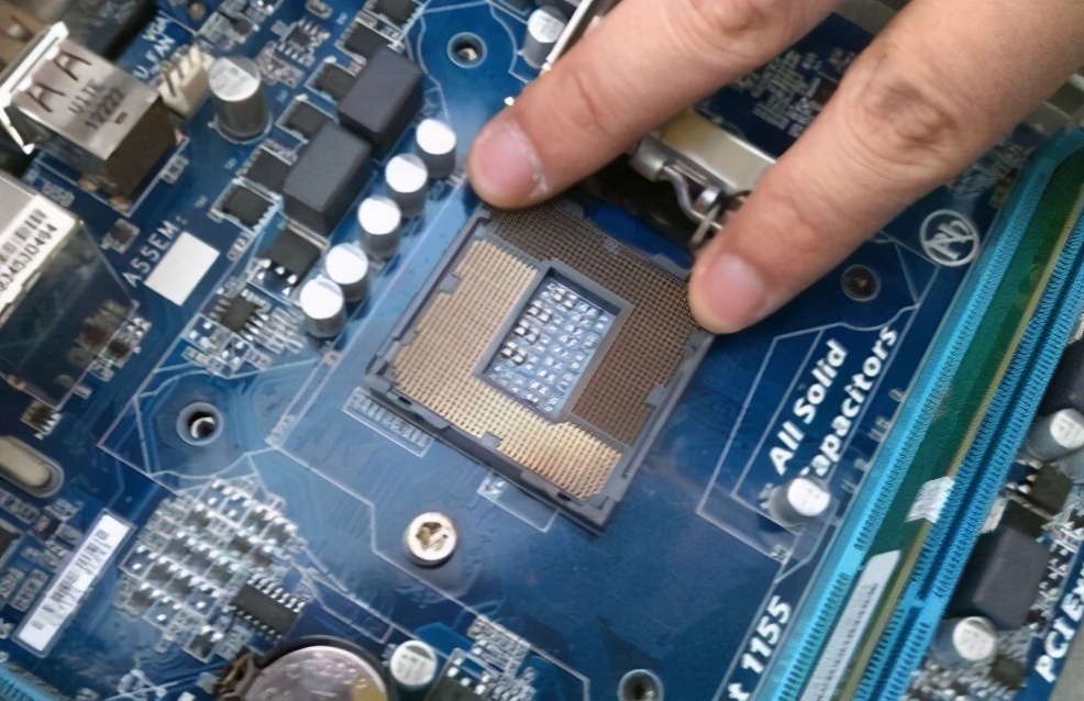 电脑主板坏怎么替换,电脑更换主板提升大吗