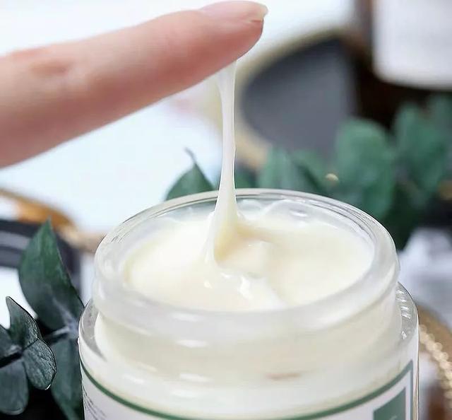 79岁英国一富婆为“除皱”，连打30年玻尿酸抗老，如今长啥样了？