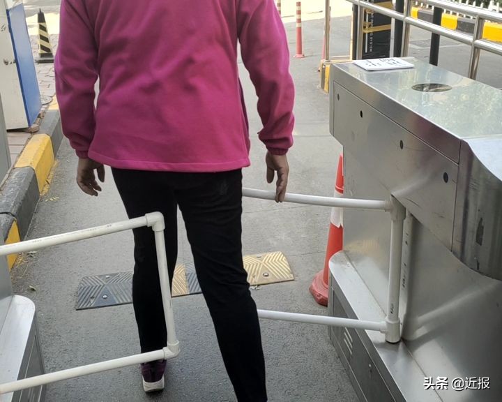 济南一小区，墙砖开裂用胶带粘？闸机坏了换塑料管！？业主：物业太有才了……