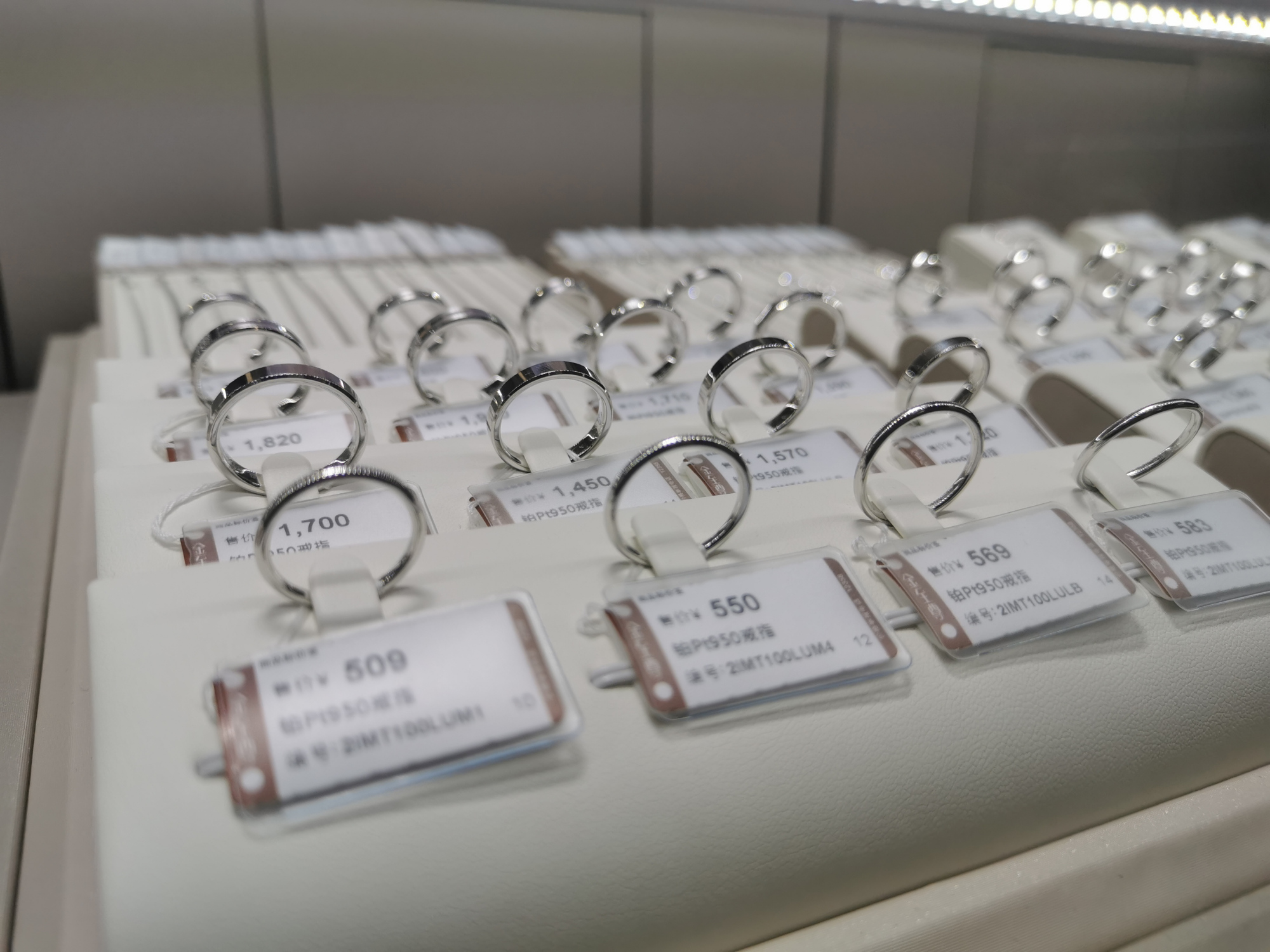 铂金首饰价格相差太多是什么原因,铂金首饰现在值得购买吗