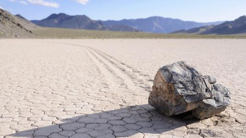 美国死亡谷走动的巨型石头,死亡谷会移动的石头