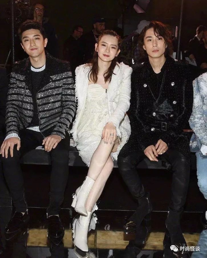 潮酷穿搭适合化什么妆 (美妆博主戚薇完整版视频)