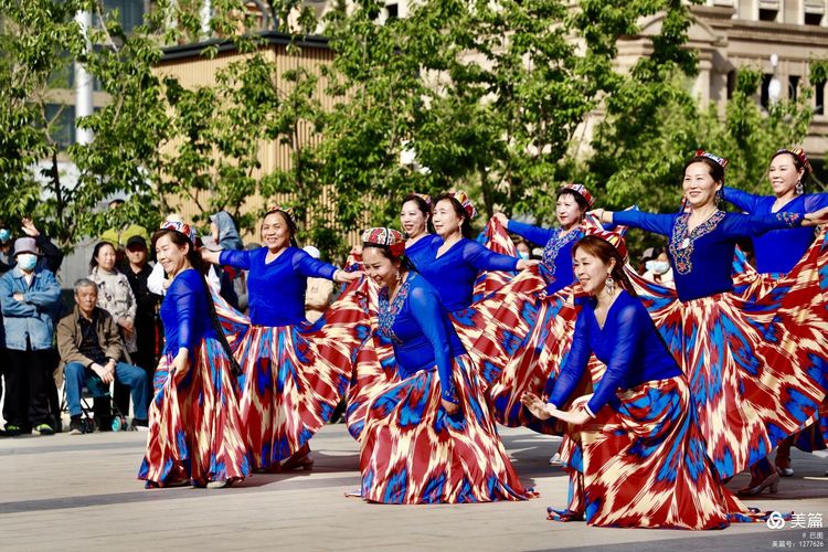 洛阳牡丹广场：*疆新**舞大联欢