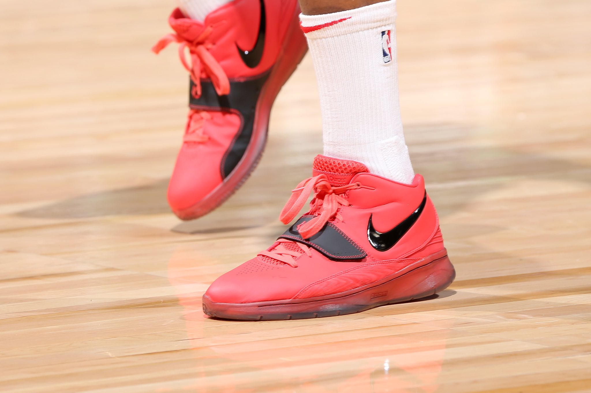 NBA今日球鞋精选：新配色UACurry5来了！库里穿它致敬老爹