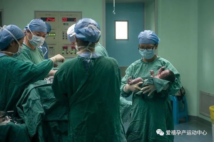 分娩直接剖还是顺转剖好,水下分娩会顺转剖吗