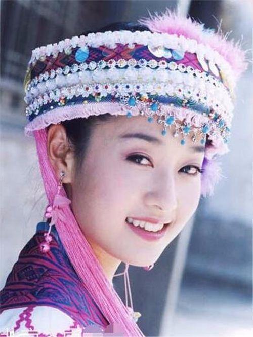 马伊琍身穿复古羽毛裙亮相,马伊琍背带连衣裙现身机场