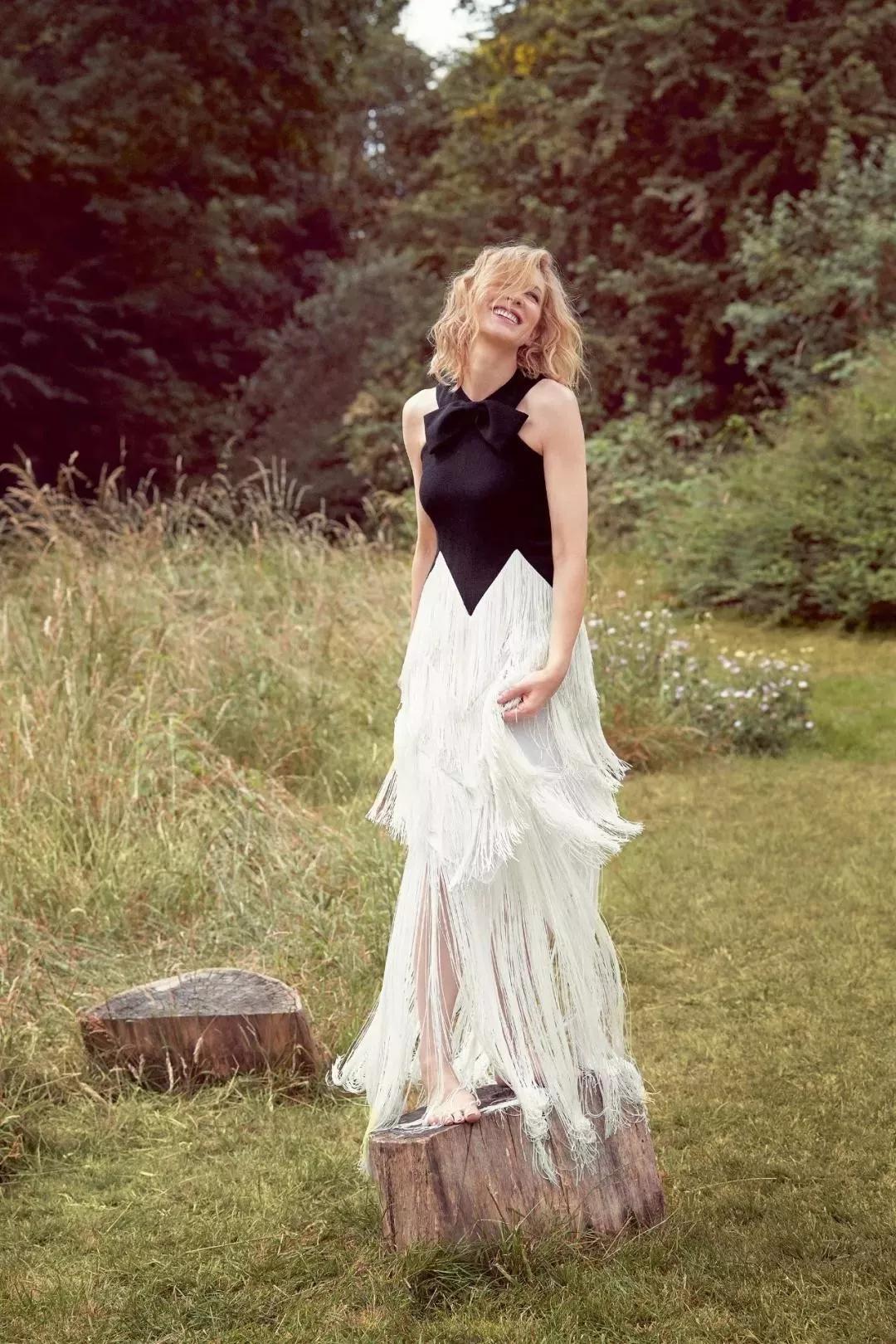 “大魔王”凯特现身机场，一身机车皮衣酷帅有型，50岁独自潇洒