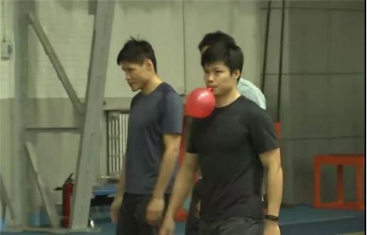 吹气球练腹式呼吸有什么作用,苏炳添训练吹气球