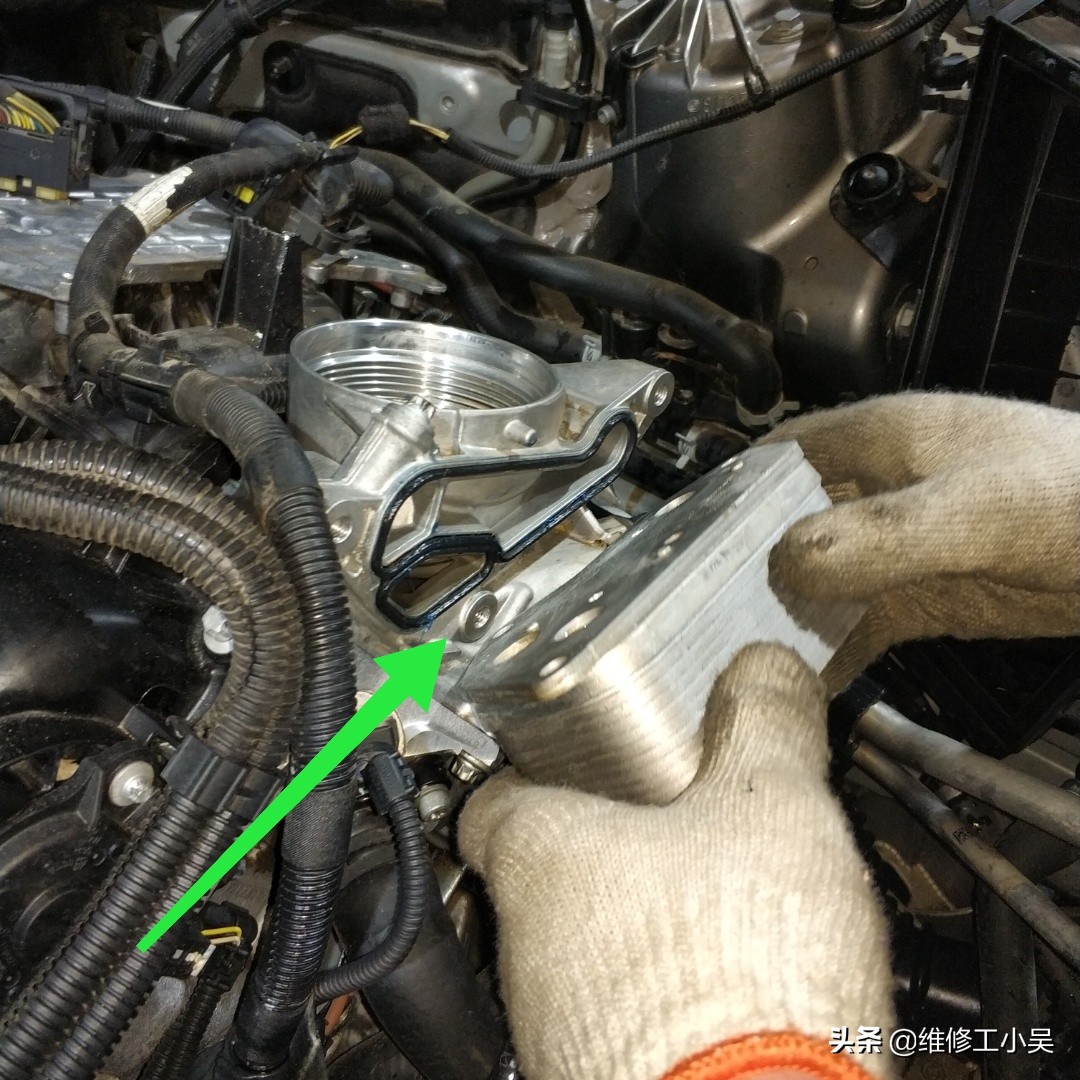 宝马525发动机漏油通病,宝马525跑了8000公里提示加机油