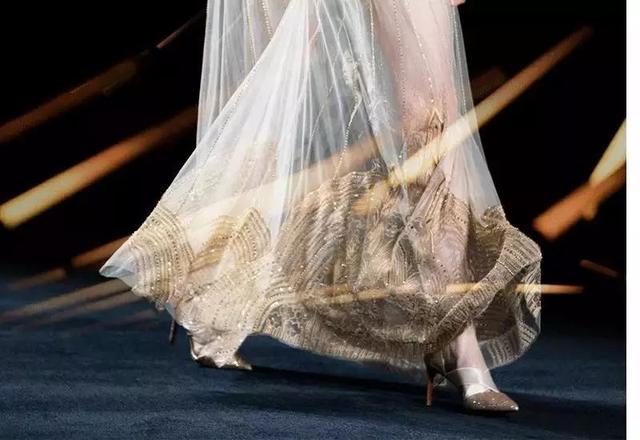 ep雅莹走秀2019,ep雅莹黑裙子