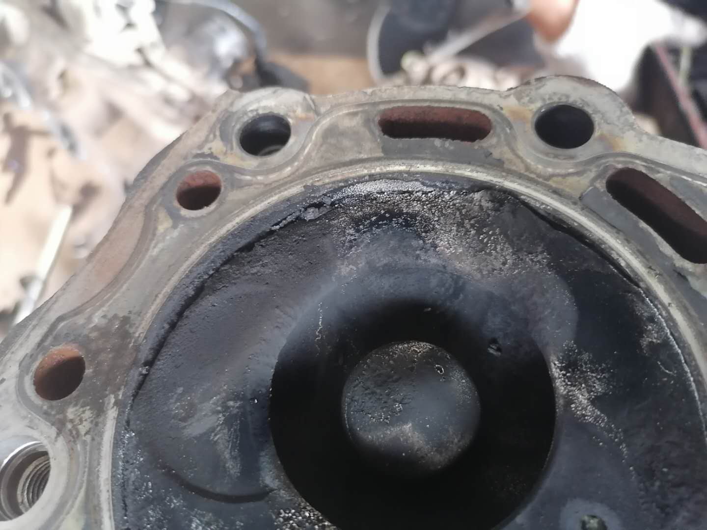 发动机冒白烟蓝烟烧机油,尾气大量冒蓝烟要不要大修发动机