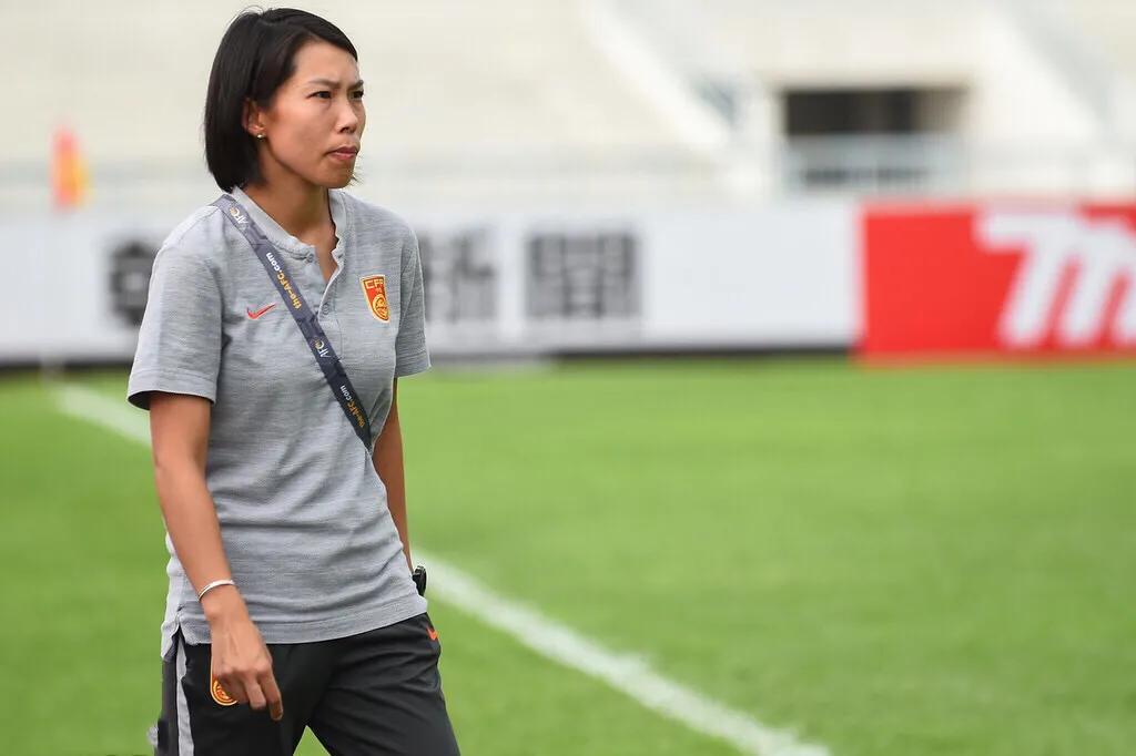 女国足主教练,带领男足夺冠的女教练