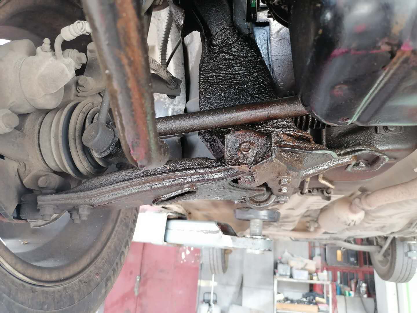 发动机漏油和烧机油大修多少钱,发动机漏油维修费用明细表