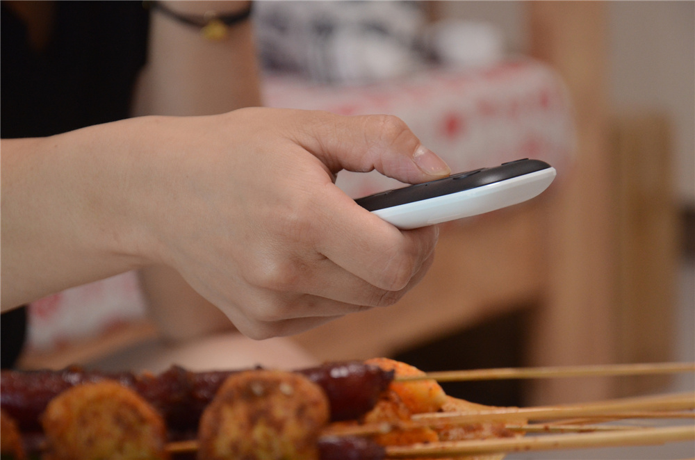 将电影院放进口袋里？天猫精灵“小白盒”便携智能投影仪评测