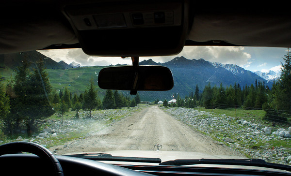 六月底的伊犁雪山,5月的伊犁草原