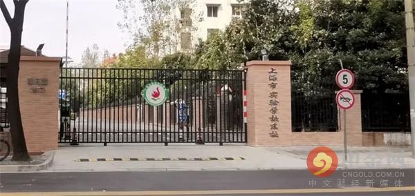 夜里排队抢房,戴口罩抢房