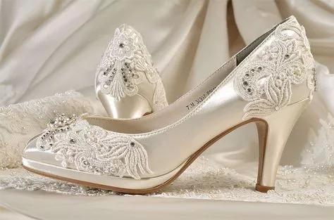 买了双白色高跟鞋，嫌太单调，稍加改造就美过新娘鞋，附教程