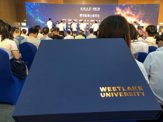 “双一流”大学研究生到小学当老师，每月工资2300元，是否可惜？