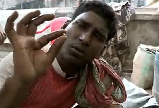 印度穷人下水道里淘金,印度穷人淘金