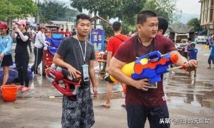 欢乐的泼水节鸟语花香,泼水节溢出的欢乐