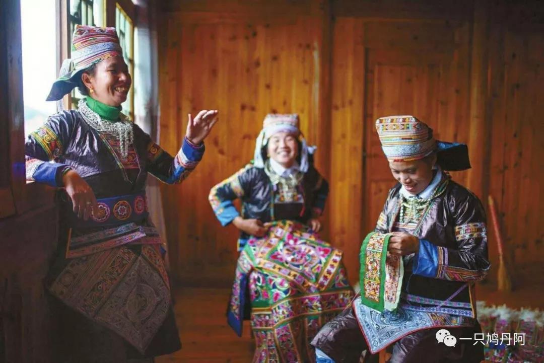 苗族百鸟衣搭配,百鸟衣苗族的介绍