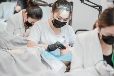 纹唇20多年后吃辣的就肿发红发黑,纹唇后大面积发黑