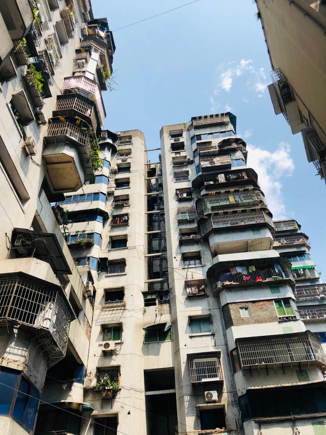 重庆这个24层没有电梯的高楼！直逼40℃的天气仍然有人前来打卡