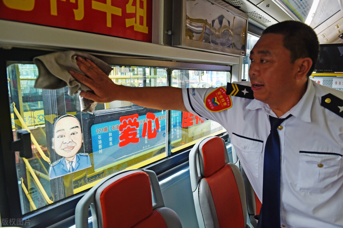 为什么高铁司机辞职率高,高铁司机一个月工资到底多少