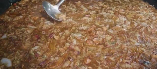 河南大哥闯江湖,大锅700斤,交10元吃到饱,红烧鸡大碗装