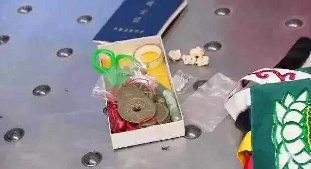 留学生海关安检被拒，CL的萝卜丁口红竟成凶器！